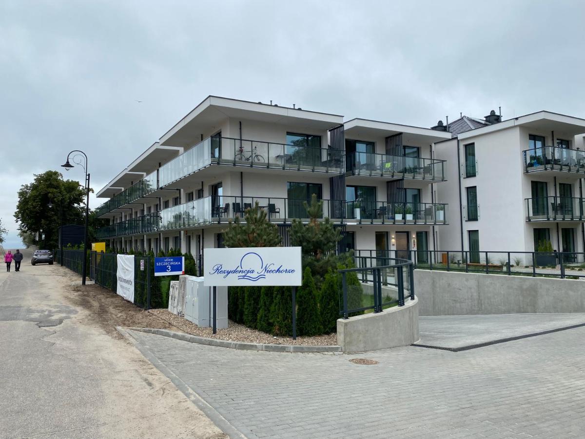 PRZY PLAŻY - z prywatnym ogródkiem REZYDENCJA NIECHORZE Apartamento Exterior foto